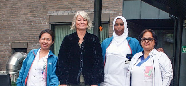 PRIS: Stovnerskoghjemmet har Oslos beste sykehjemsleder. Myla Barrameda (f.v.), institusjonsleder Mette Noreng, Tayyebeh Adakani og Fatuma Said gleder seg over prisen, som viser hvor godt hjemmet jobber. Foto: