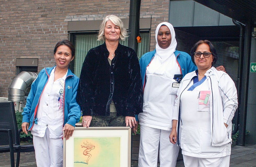 PRIS: Stovnerskoghjemmet har Oslos beste sykehjemsleder. Myla Barrameda (f.v.), institusjonsleder Mette Noreng, Tayyebeh Adakani og Fatuma Said gleder seg over prisen, som viser hvor godt hjemmet jobber. Foto: