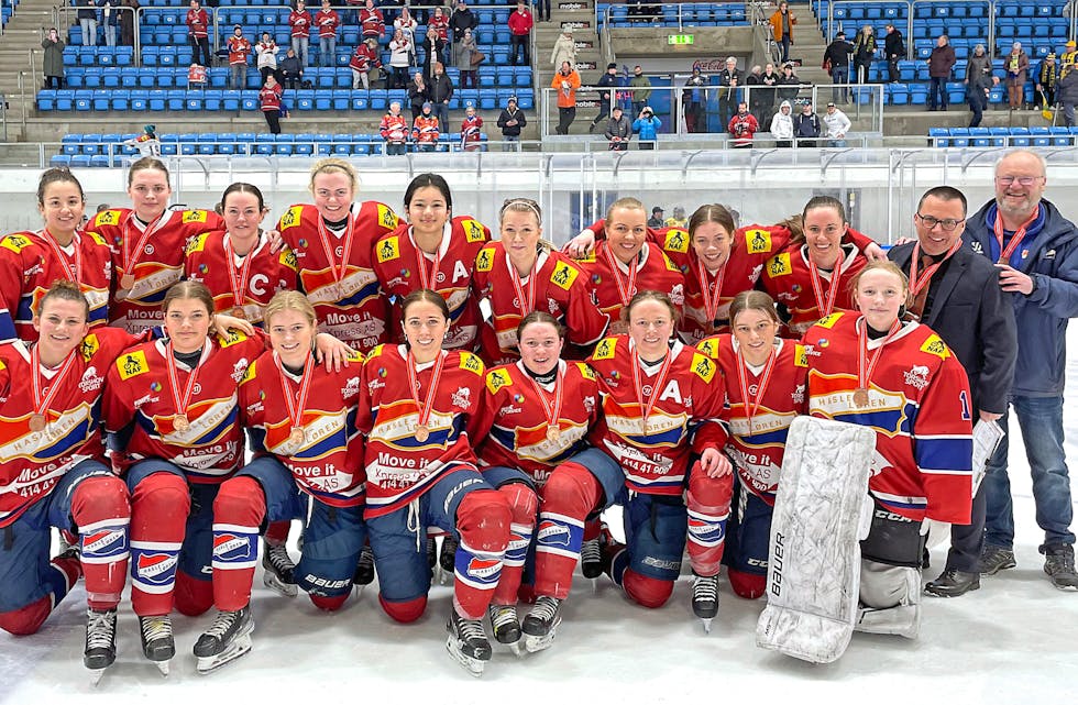 MEDALJØRER: Hasle-Lørens ishockeydamer kunne stolt vise fram sine medaljer etter en ellevill bronsefinale mot Storhamar i NM-sluttspillet. Foto: