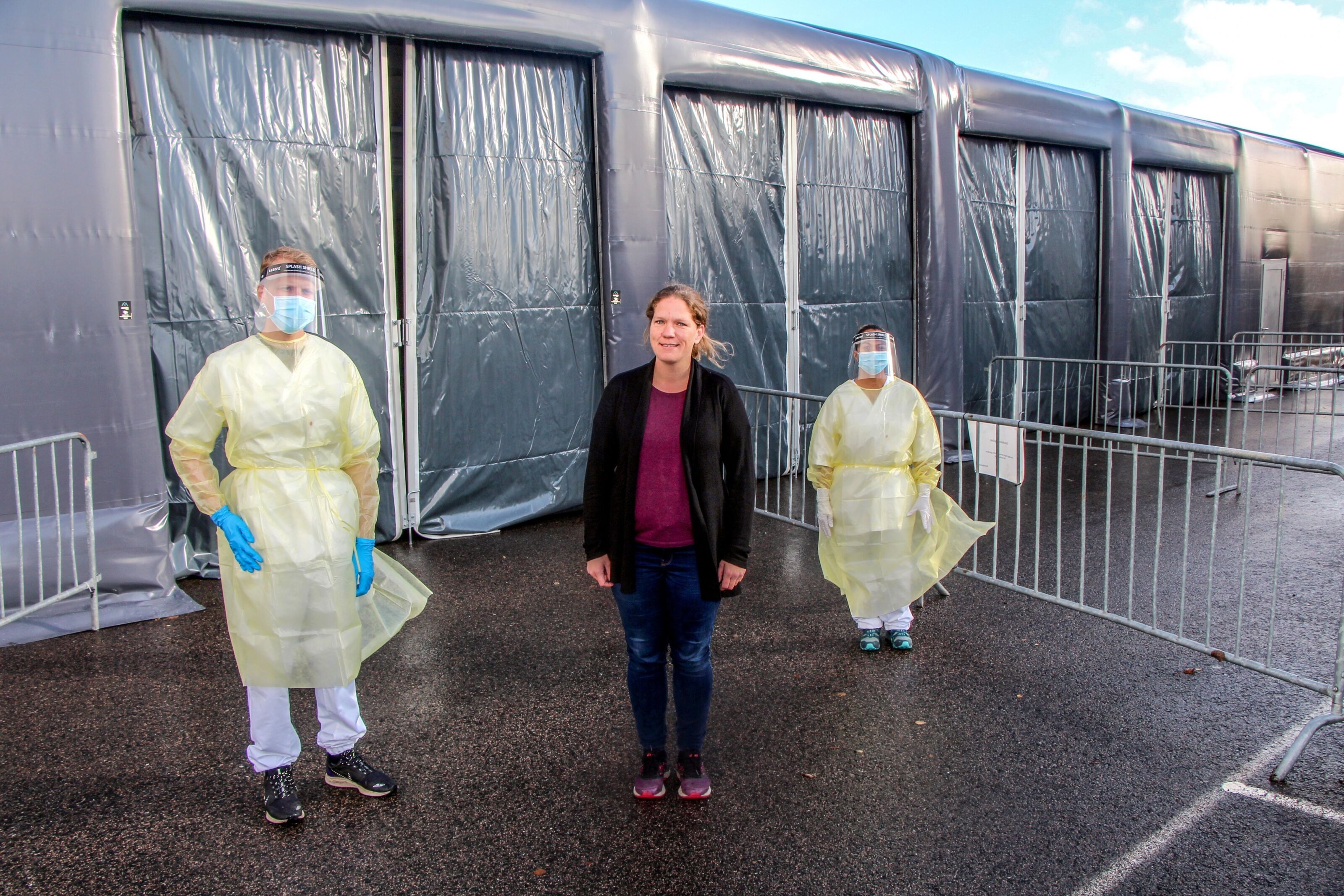 NEDRE ROMMEN 5: På Rommen skal 2.000 personer kunne testes i uka og teststasjonen kan benyttes av gående og kjørende. Her med Daniel Bråthen Vister (t.v), Silje Thorkildson og Ivy Lomod. Foto: