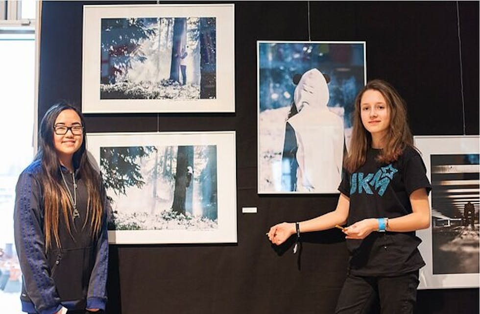 UTSTILLING: Camilla Vu og Luna Staurset er to av de som stiller ut sine bilder på Stovner. Foto:
