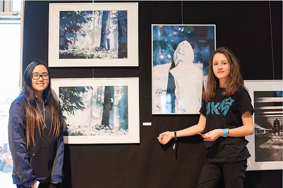 UTSTILLING: Camilla Vu og Luna Staurset er to av de som stiller ut sine bilder på Stovner. Foto: