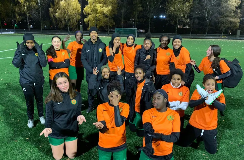 –KULT! Fotballjentene til Romsås IL synes det er kult å bli sponset av «Macern». Foto: