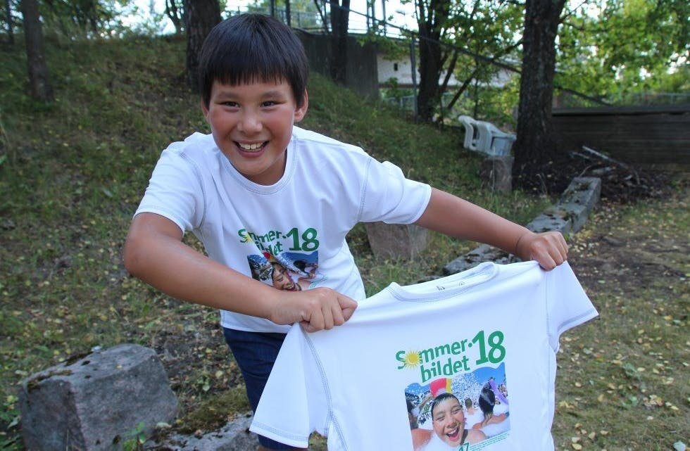 POPULÆR SKJORTE: På fjorårets vinnerbilde ser man Hans (9) bade i skum, og han kan love at den nye t-skjorta vil bli godt brukt. Foto:
