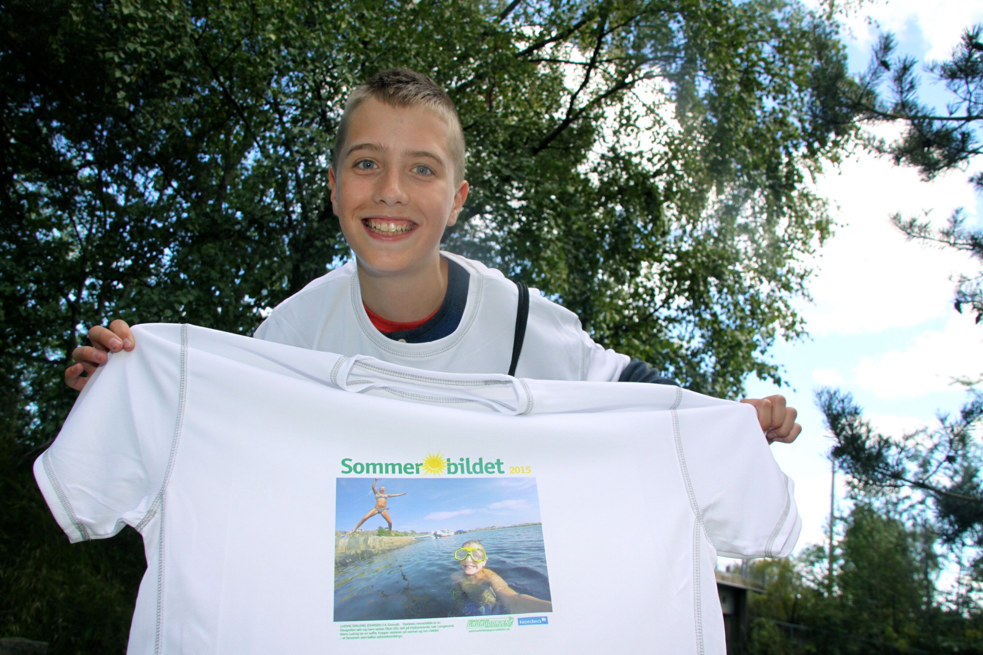 VANT I FJOR: Ludvig Svaleng Johnsen (15) synes det er stas å se sitt eget bilde på årets t-skjorter i Sommerbildet-konkurransen. Foto: