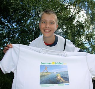 VANT I FJOR: Ludvig Svaleng Johnsen (15) synes det er stas å se sitt eget bilde på årets t-skjorter i Sommerbildet-konkurransen. Foto: