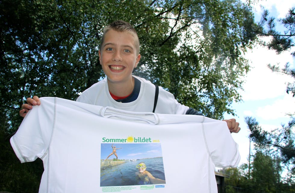 VANT I FJOR: Ludvig Svaleng Johnsen (15) synes det er stas å se sitt eget bilde på årets t-skjorter i Sommerbildet-konkurransen. Foto: