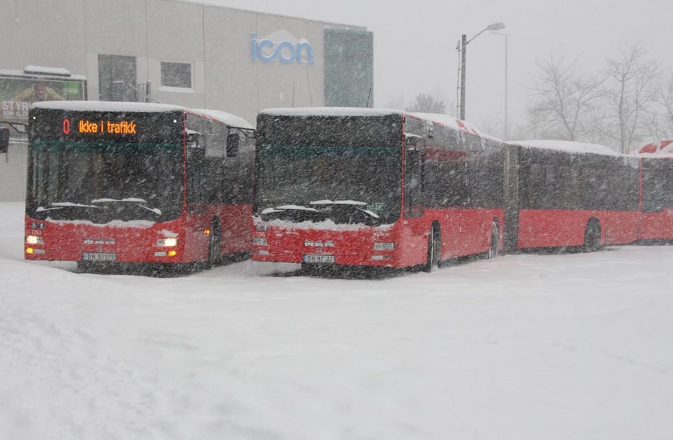 BUSS-STOPP: Folk måtte løpe til t-banen for å komme seg på jobb. All busstrafikk har nemlig blitt stanset på grunn av det store snøfallet. Foto: