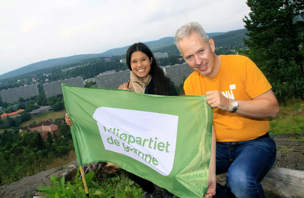 VIL VERNE MARKA: Miljøpartiet De Grønne vil heller bygge høyt og tett fremfor på byens grønne perler. Vern av Ravnkollen er en viktig miljøsak for partiet. Her ved MDGs førstekandidat til Oslo bystyre, Lan Marie Nguyen Berg, og partiets førstekandidat til Stovner bydelsutvalg, Finn Dyrkorn. Foto: