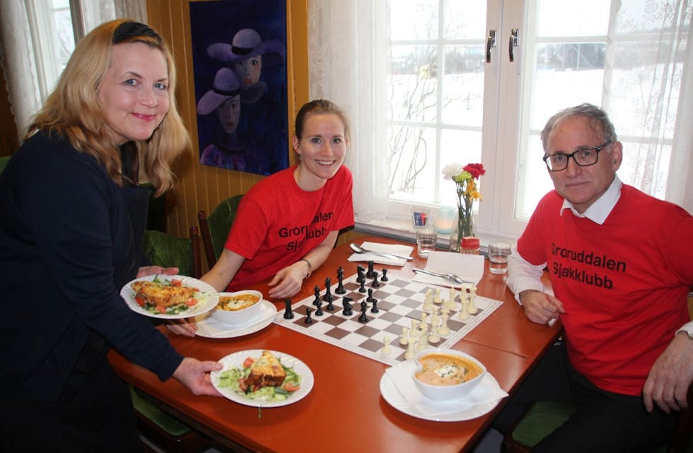 NYE SJAKKBRETT: Mai-Britt Kristoffersen (t.v.) er takknemlig for sjakkbrettene som Hillevi Herrestad og Leif Runar Forsth fra Groruddalen sjakklubb har gitt kafeen. Foto: