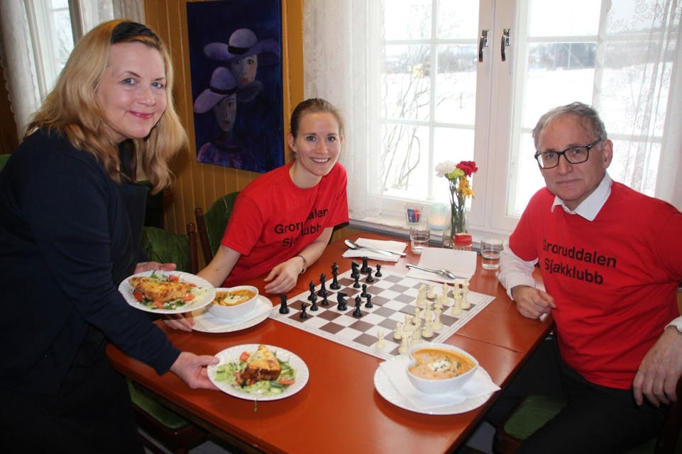 NYE SJAKKBRETT: Mai-Britt Kristoffersen (t.v.) er takknemlig for sjakkbrettene som Hillevi Herrestad og Leif Runar Forsth fra Groruddalen sjakklubb har gitt kafeen. Foto: