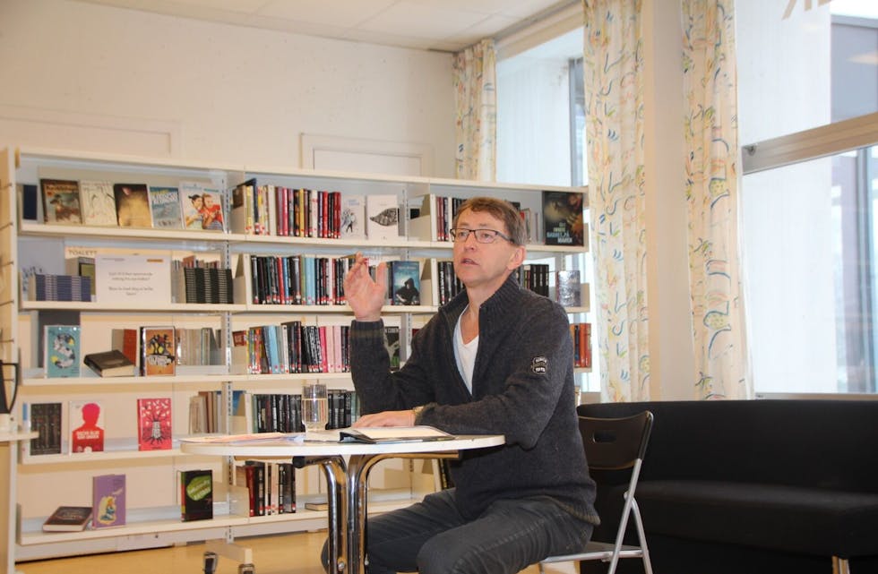 OM BOKPROSESSEN: Halvor Fosli fortalte om sin bok «Fremmed i eget land» på bokkafé på Bjerke bibliotek på lørdag. Foto:
