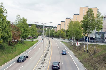 TRONDHEIMSVEIEN: Politiets trafikkorps utførte laserkontroll av trafikken på Trondheimsveien på både fredag og mandag. Det endte med 21 forenklede forelegg og fire anmeldelser av ulike grunner. Foto: