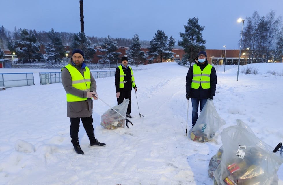 TRADISJONSRIK DUGNAD: Mens resten av Furuset sov, ryddet medlemmene av Ahmadiyya-menigheten opp fra nyttårsfeiringen. Foto: