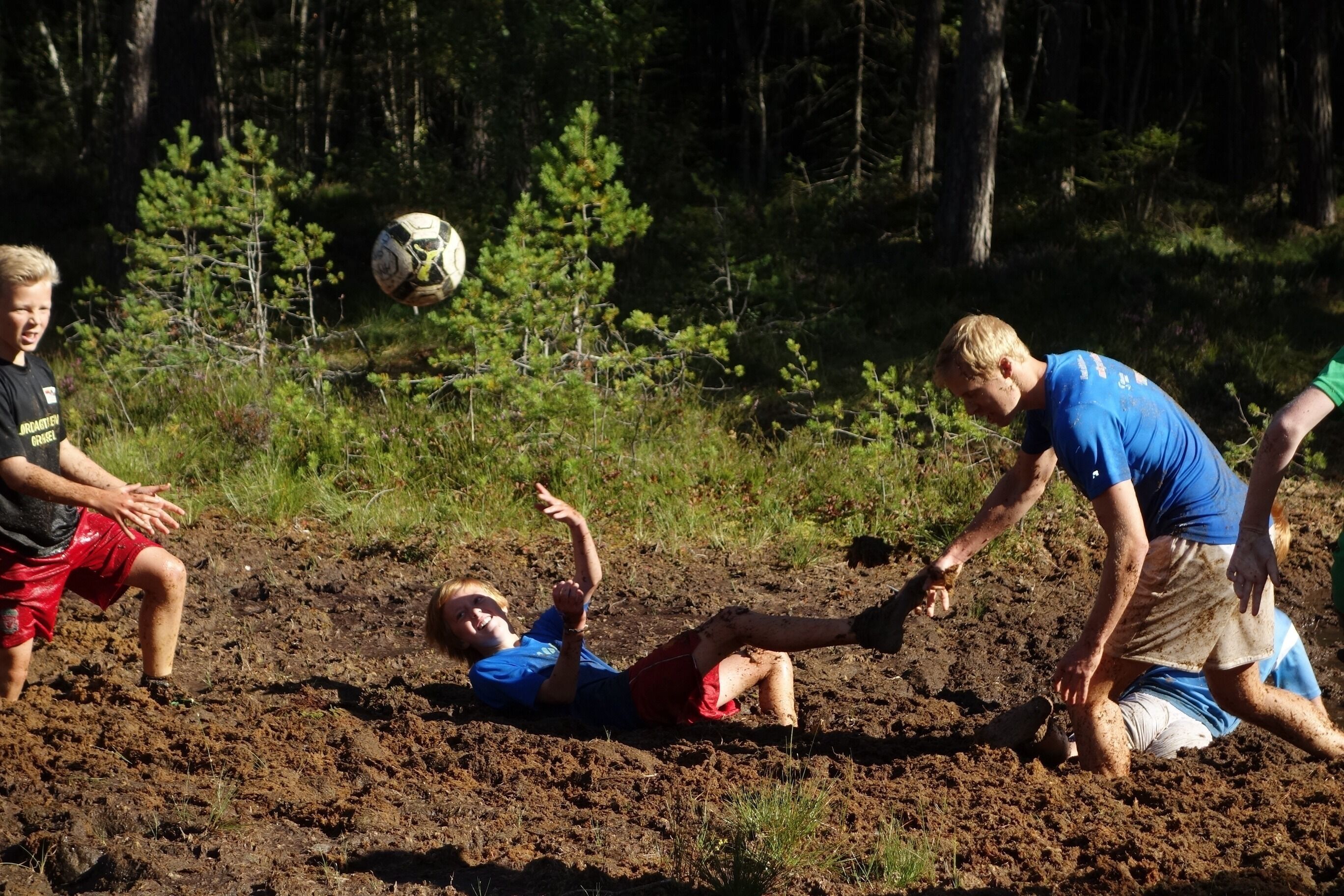 FAVORITTØVELSE: Deltakerne på «Multisportuka» får prøvd seg på en rik variasjon av idretter. Myrball er blant manges favorittøvelser. Foto: