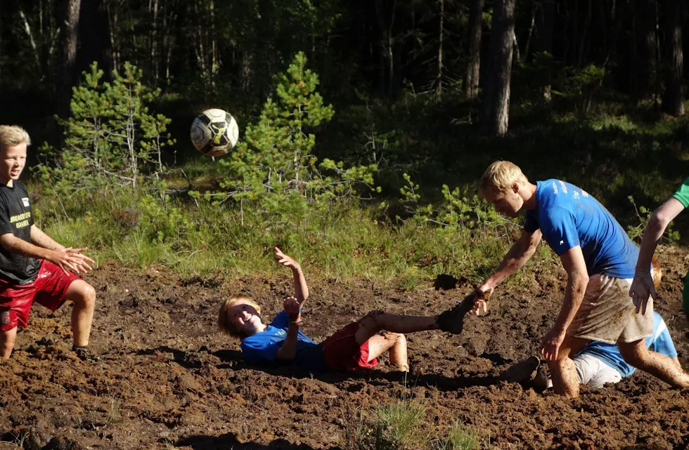 FAVORITTØVELSE: Deltakerne på «Multisportuka» får prøvd seg på en rik variasjon av idretter. Myrball er blant manges favorittøvelser. Foto: