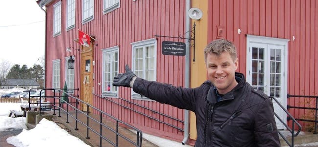 ALLE ER VELKOMMEN: En blid og hjertelig Bård Rebbestad Løkken ønsker velkommen til gratis (også maten) språkkafé på «Steinbra». Foto: