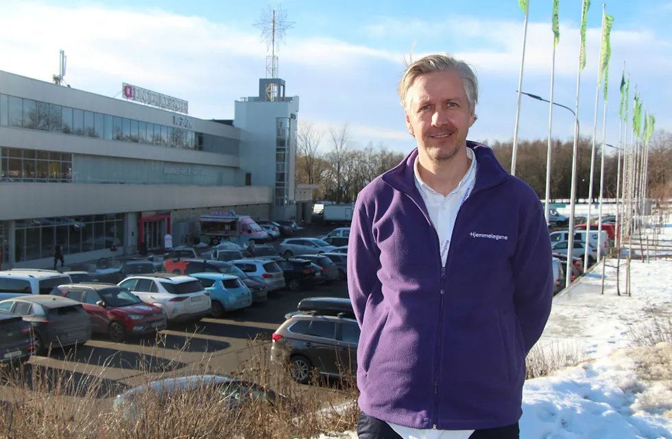 FLYTTER INN: Hjemmelegene og Nicolai Skarsgård åpner testklinikk i 4. etasje på Linderud senter. Klinikken kan teste opp mot 1300 pasienter i uken. Foto: