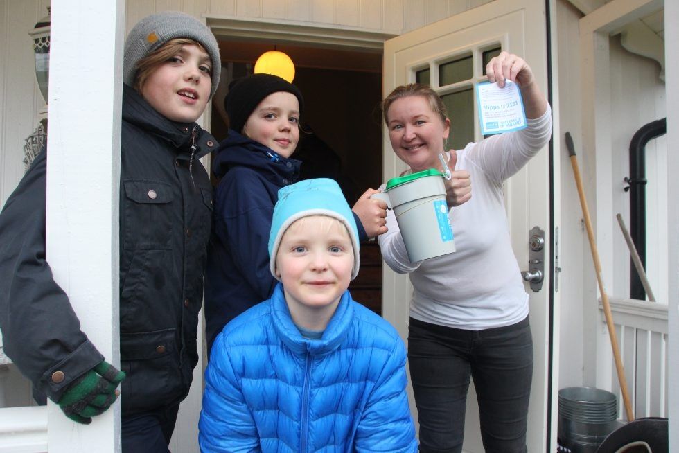 SENDTE PENGER: Grethe Olsen var kjapp med å vipse penger til årets TV-aksjon da Jonas (11), Edvard (11) og August (8) ringte på. Foto: