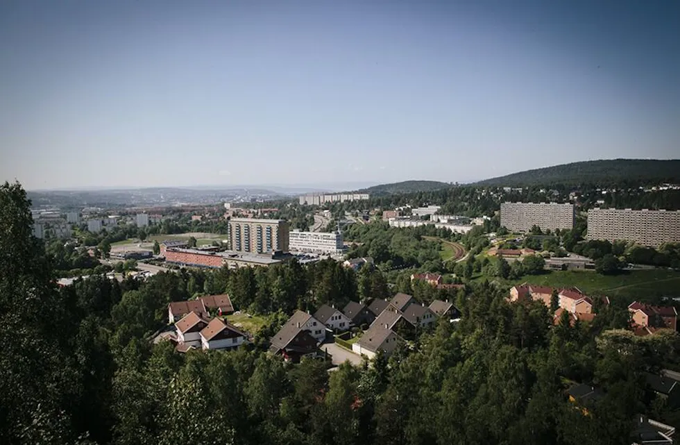 Fra Ravnkollen på Romsås en frodig og fin sommerdag. Et flott utsiktspunkt hvor man ser Grorud i forgrunnen, og helt ned til fjorden.