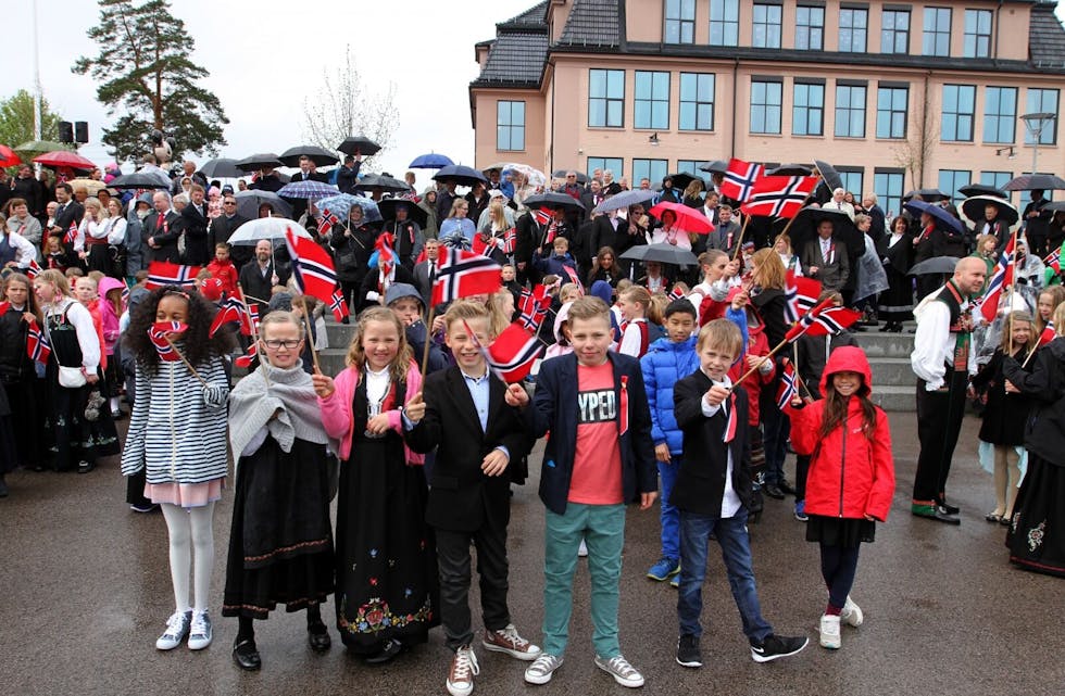 FULL SKOLEGÅRD: Skikkelig vind, kaldt og regn i luften. Men som vanlig ble skolegården på Høybråten fylt med feststemte i alle aldre. Foto: