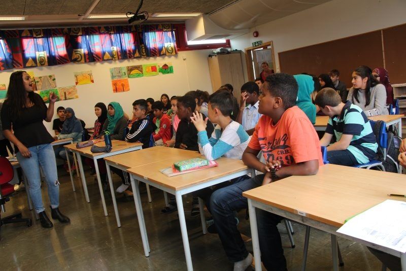 VIKTIG: Varaordføreren er tydelig på at det er viktig å bruke stemmeretten når man blir gammel nok til å stemme. Det er også viktig for elevene å sette seg inn i hvilket parti man vil stemme på. Foto: