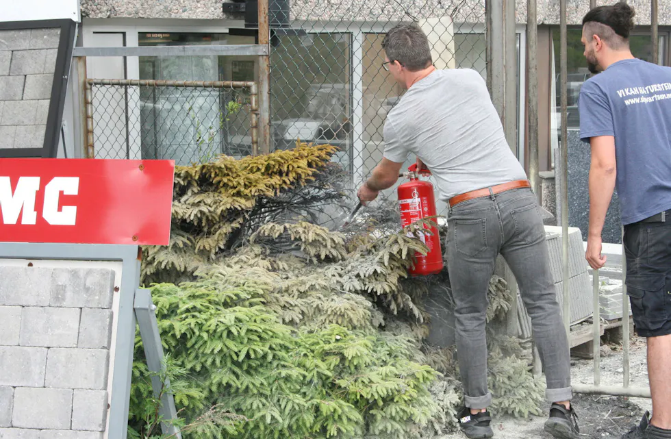 SÅ DRAMATISK UT: Det var en liten grønn busk som forårsaket den store røykskyen. De ansatte fikk raskt slukket brannen. Foto: Caroline Hammer