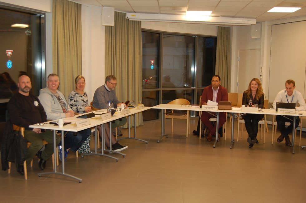 OPPOSISJON: Her sitter Jon Julius Sandal (MDG) nærmest kamera. Deretter Vidar Haugan (Frp),  Bente Irene Pettersen (H) og Johnny Gran (H). Deretter følger BU-leder Mobashir Banaras (Ap), fungerende bydelsdirektør Bente Almås og  politisk sekretær Mats Petter Sydengen. Foto: