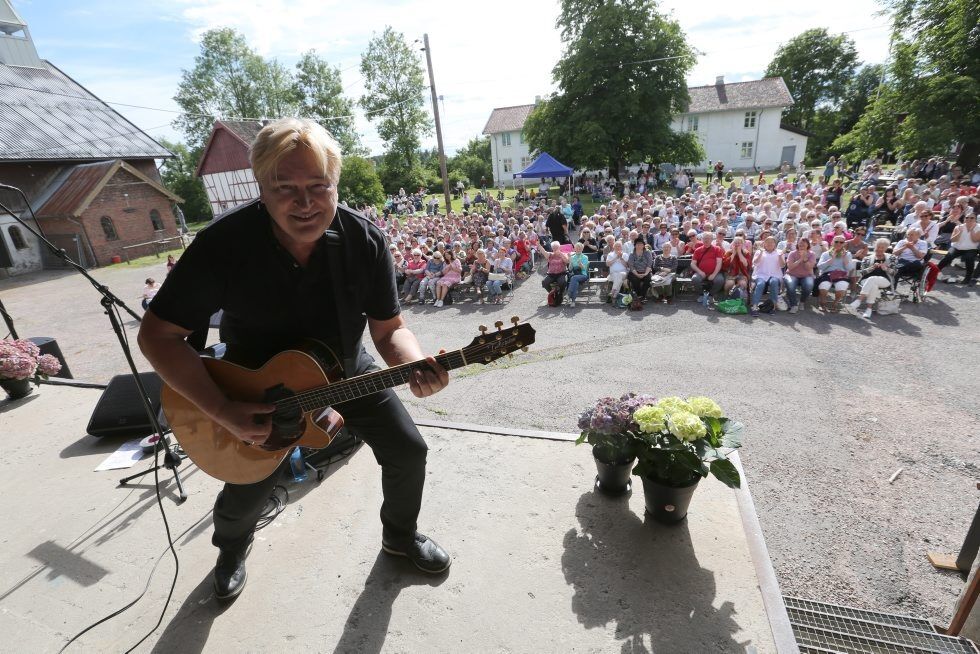 EN SCENENS SJARMØR:Jørn Hoel sjarmerte som vanlig sitt publikum, og dem var det mange av på Tveten gård. Foto: