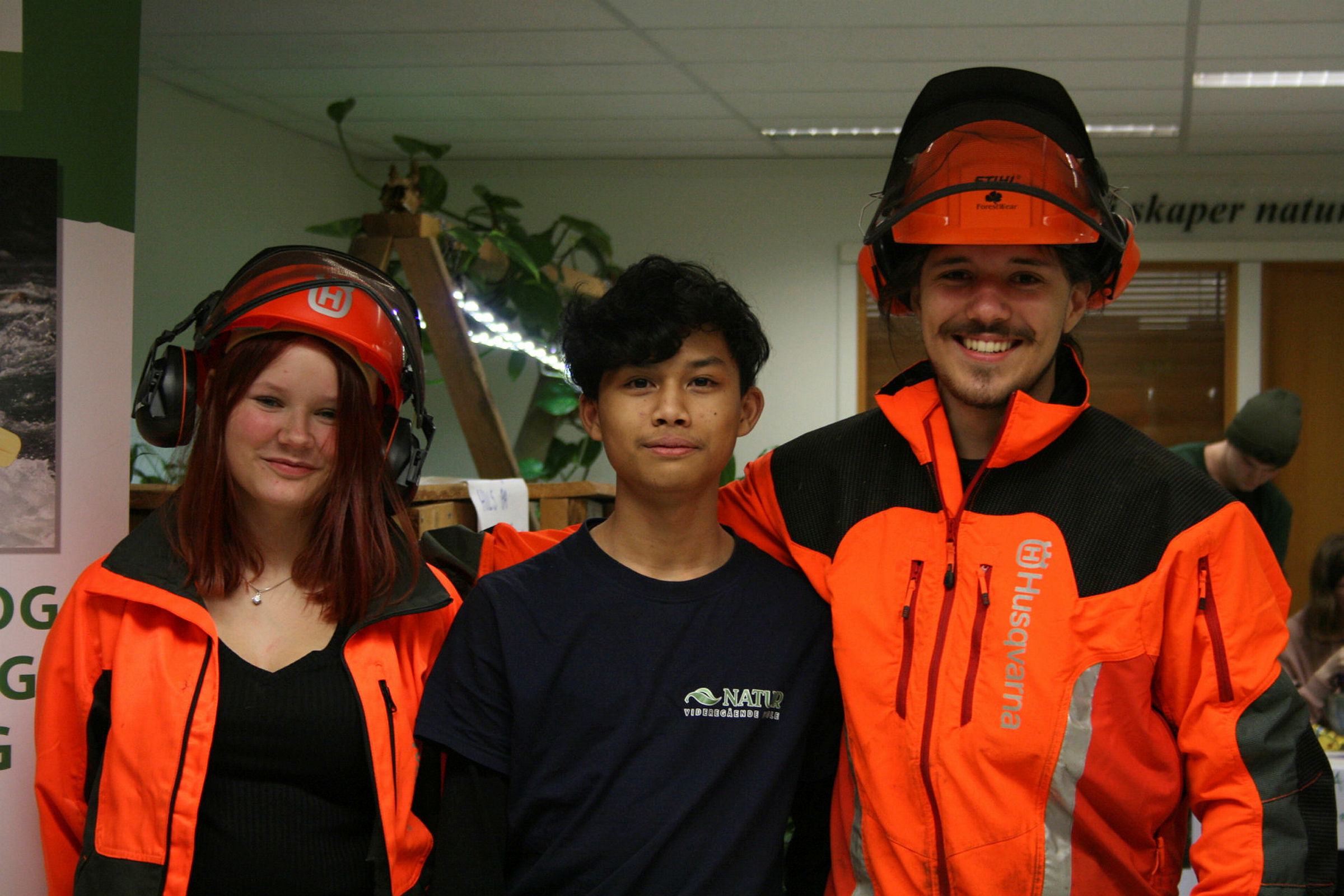 ÅPEN DAG: Melissa Andresen, Saksit Kongkaew og Mikael Weber-Westby tar imot tiendeklassinger på åpen dag. Foto: Mina Wathne