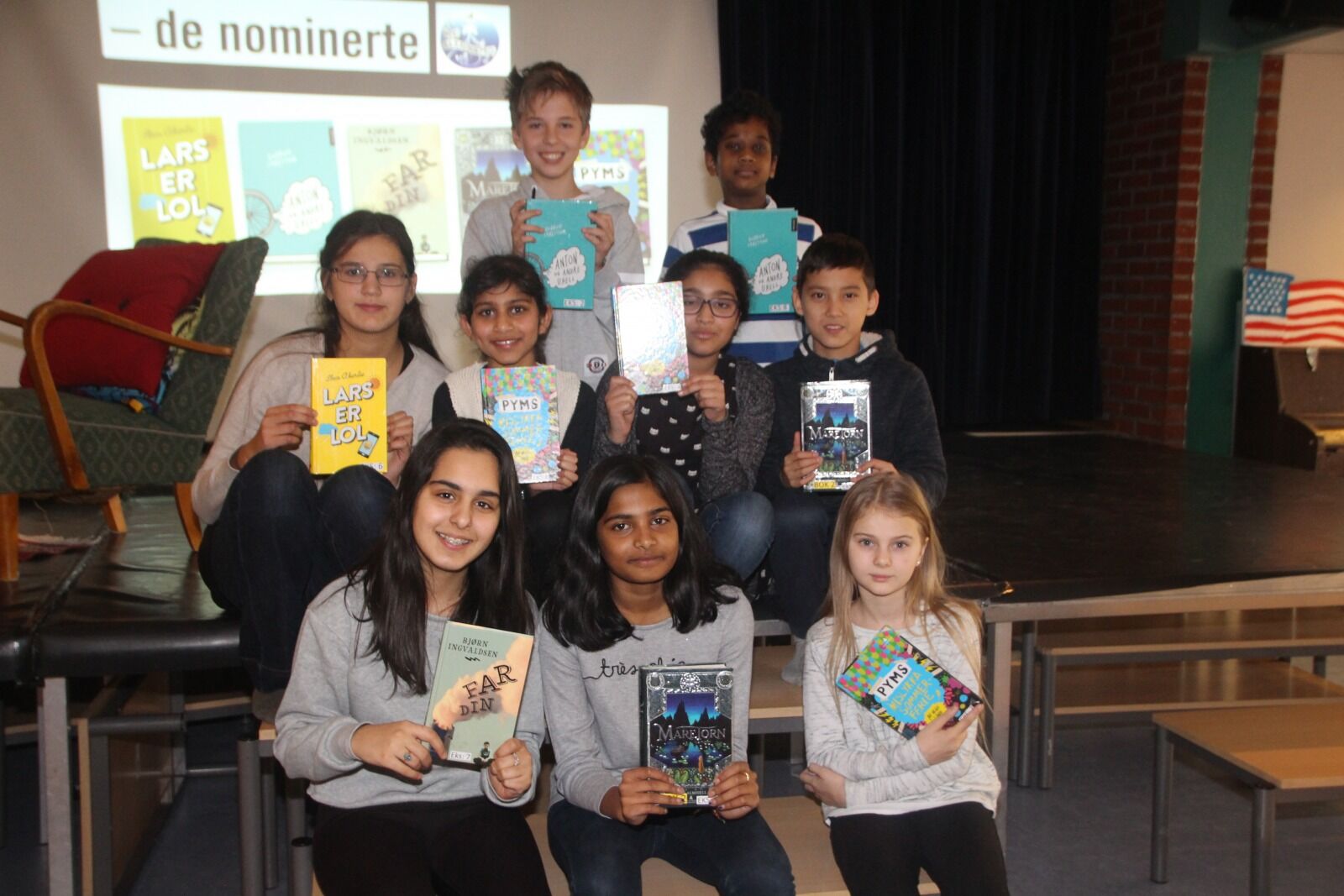 FLERE FAVORITTER: Ivan (11), Mahdi (11), Antonina (12), Sofia (10), Bisma (11), Aron (12), Tania (12), Krishni (12) og Amalie (12) har lest flere av bøkene og de er alle enige om at de er alle gode kandidater. Foto: