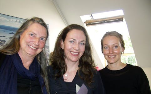 KVINNER SOM STÅR BAK: Her er daglig leder av UngArena, Inger Sønderland, flankert av bydelsoverlege Irene Teslo (t.v.) og psykolog Astri Sand Holt. Foto: