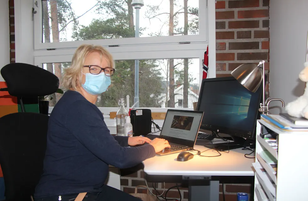 DIGITALT: Som følge av korona-pandemien blir årets julemarked i Grorud menighet digitalt. Her med diakon Birgit Kinn Hanstensen. Foto: