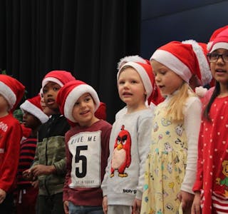 SYNGENDE SMÅNISSER: Barna fra Ammerudlia barnehage fikk alle i riktig stemming med sine innøvde julesanger. Foto: