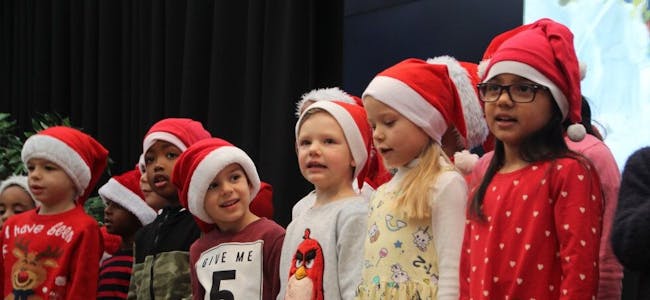 SYNGENDE SMÅNISSER: Barna fra Ammerudlia barnehage fikk alle i riktig stemming med sine innøvde julesanger. Foto: