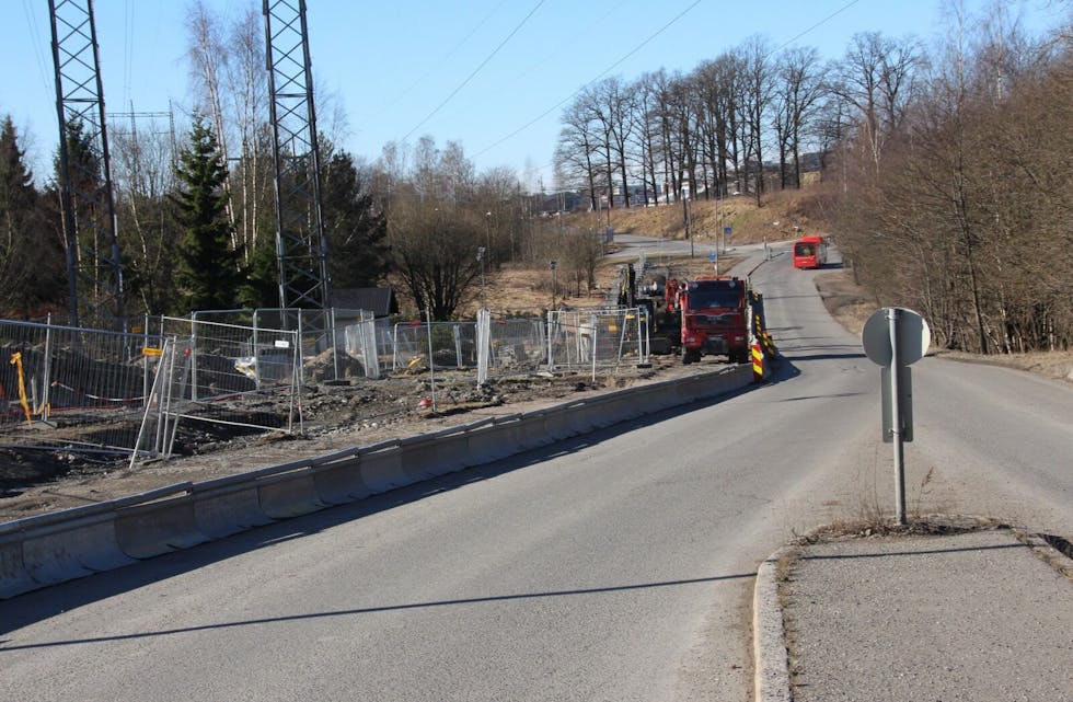 HER KAN DU SNART SYKLE: Statens Vegvesen bygger ny gang- og sykkelvei mellom Lørenskog og Grorud jernbanestasjon. Her pågår arbeidene i Maria Dehlis vei. Foto: