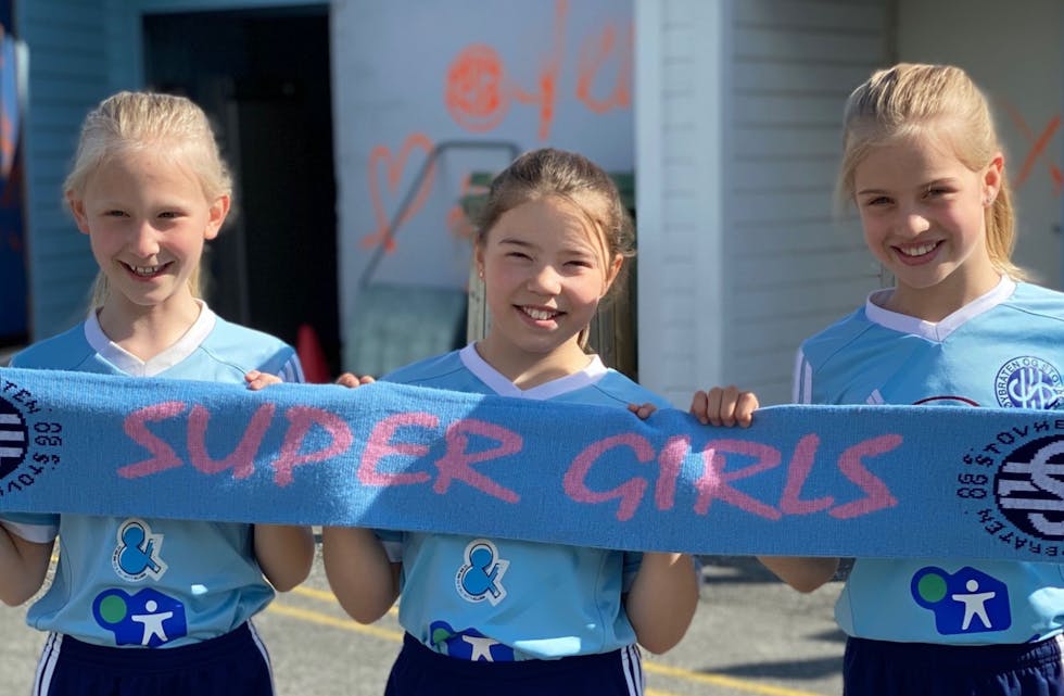 STØTTER KLUBBEN: HSIL-jentene Mathea, Alexandra og Maud Alette løper til inntekt for nytt klubbhus. Foto: Linn Therese Bratsberg-Siri