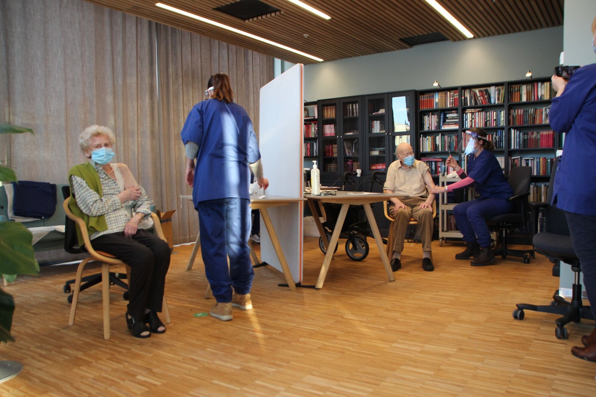 VAKSINERINGEN ER I GANG: Ekteparet Øivind og Inger Marie Ask var først ut. Nå er det resten av bydelens eldre sin tur. Foto: