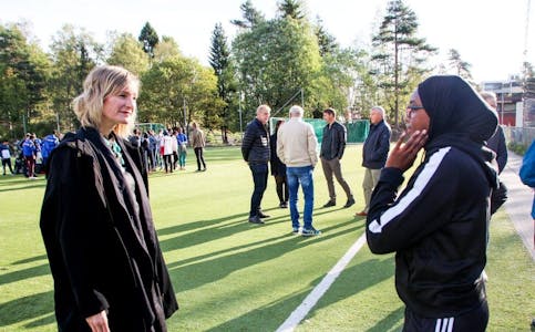 FELLESSKAP: Suhur Abdilahi forklarer byråd Inga Marthe Thorkildsen hvordan idrettslinja fungerer... Foto: