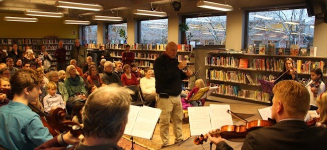 ORKESTER I 60 ÅR: Grorudskolenes strykeorkester feiret sitt 60-årsjubileum med konsert på Nordtvet bibliotek Foto: