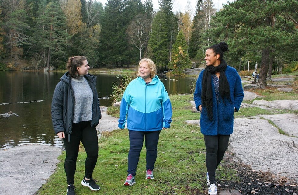MENINGSFYLT HVERDAG: Marianne Bjøren (f.v.), Kirsten Berg og Ebele Liv Hagen er tydelige på at det å kunne hjelpe en annen familie er en meningsfull og hyggelig jobb. De håper at flere lar seg inspirere til å gjøre det samme. Foto: