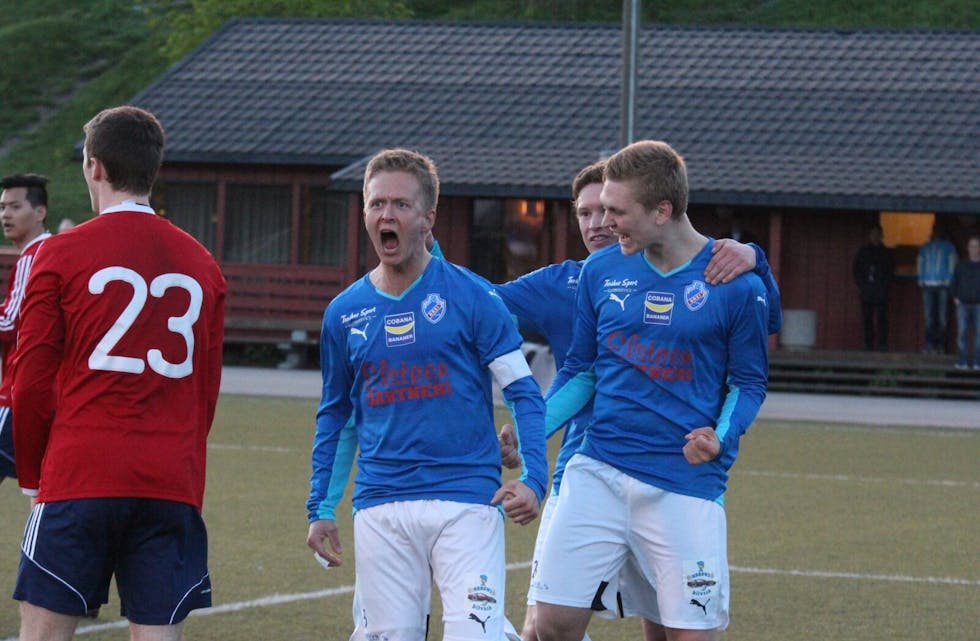 CAN YOU HEAR ME: Så godt smakte en seier på bortebane for Grei-kaptein Thomas Sørflaten og resten av laget. Foto: