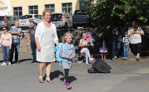 ENDELIG SKOLEELEV: Vanessa (6) går stolt bort til resten av klassen etter å ha hilst på rektor Eva Sørby. Foto: