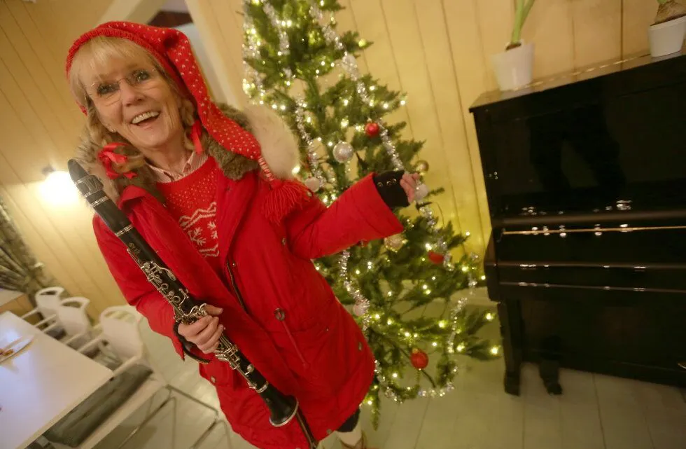 GLADE JULETONER: PR-ansvarlig i Alna Janitsjar, Turid Ekstrøm, ønsker velkommen til tradisjonell julekonsert i Østre Aker kirke kommende lørdag, og lover julemusikk i flere former som skal få deg til senke skuldrene i en hektisk førjulstid. Foto: