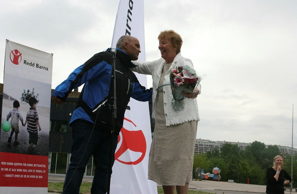 KLEM: Rashid Nawaz (Ap, t.v.) ga ordfører Marianne Borgen (SV) en klem. Begge to er fullvaksinert. Foto: Caroline Hammer