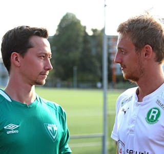 KLARE TIL DYST: Patrick Foss Ingand (venstre) og Kasper Amdal skal lede hvert sitt lag ut på banen til rundens tv-sendte breddekamp som oppladning til Vålerenga mot Rosenborg senere samme dag. Foto: