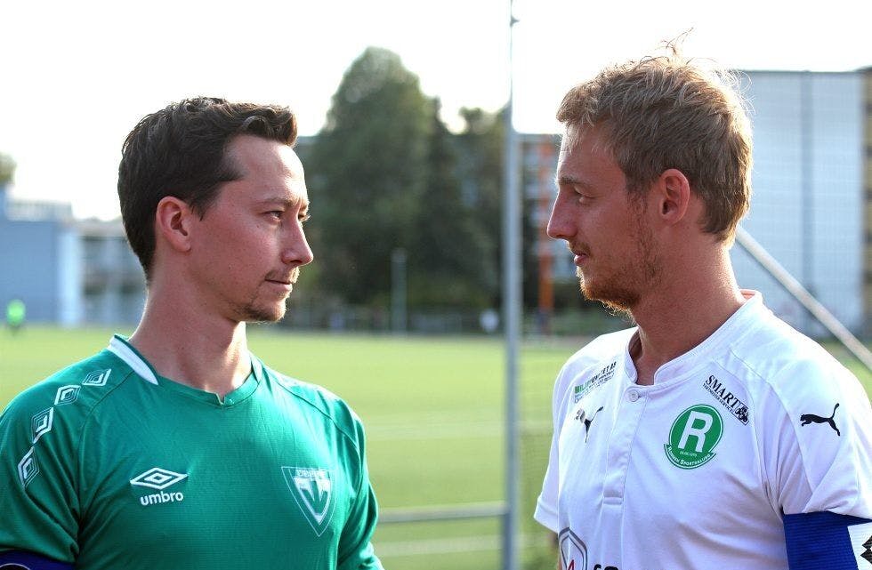 KLARE TIL DYST: Patrick Foss Ingand (venstre) og Kasper Amdal skal lede hvert sitt lag ut på banen til rundens tv-sendte breddekamp som oppladning til Vålerenga mot Rosenborg senere samme dag. Foto: