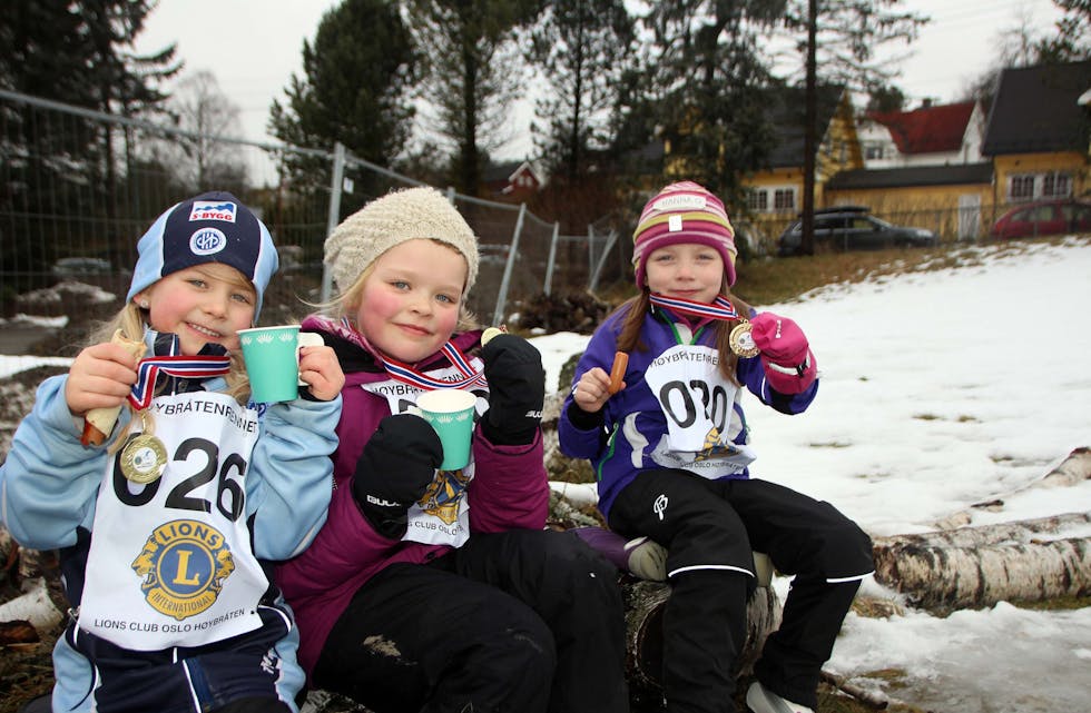 GØY MED MEDALJE: Venninnene Hanna (7), Henriette (7) og Maja (5) synes det er ekstra gøy å gå på ski når de gjør det sammen. Foto: