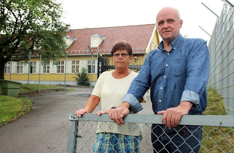 FRUSTRERTE: Naboene Randi Mathisen og Ove Brandt synes det er et svik mot nærmiljøet at regjeringen ikke flytter transittmottaket fra Refstad. Foto: