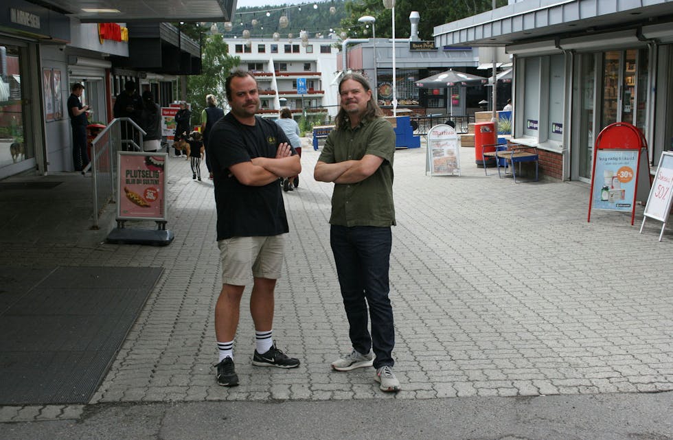RETUR TIL VESTLI: Mads Baklien (t.v.) og Stian Brennskag i Spielbergs brukte mye tid på torget på Vestli da de var unge. Nå er de klare for å introdusere Vestli gjennom musikken sin. Foto: Caroline Hammer